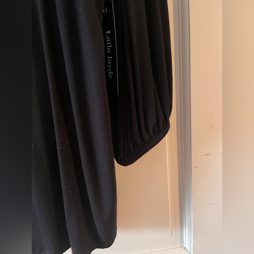 Laila Jayde black V neck. - Picture 3 of 4